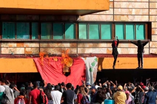 #Video: Encapuchados se filtran en marcha de la FES Cuautitlán y vandalizan Rectoría de la UNAM