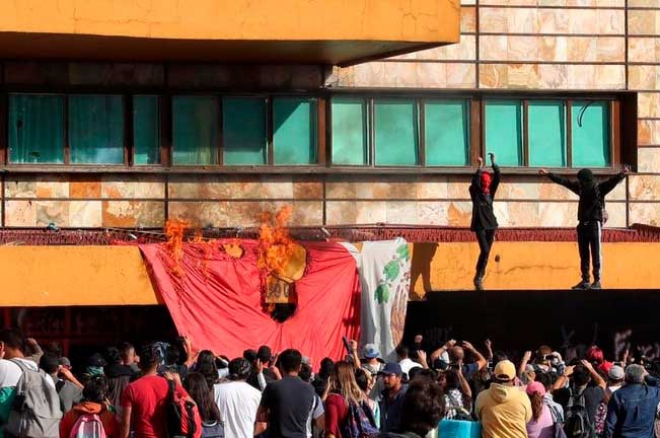 #Video: Encapuchados se filtran en marcha de la FES Cuautitlán y vandalizan Rectoría de la UNAM