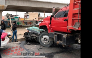 Arrastra camión pesado cuatro vehículos en Ecatepec
