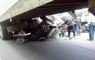 Rescatan a conductor de abajo de un tráiler en la México-Toluca