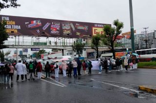 Trabajadores del IMSS bloquearon vialidades en Naucalpan y Tecámac para exigir mejores salarios, condiciones laborales y abasto de insumos médicos.