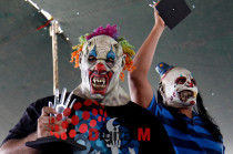 Es común que algunos luchadores profesionales cobren por fotos o autógrafos, especialmente aquellos con mayor fama o que participan en eventos especiales.