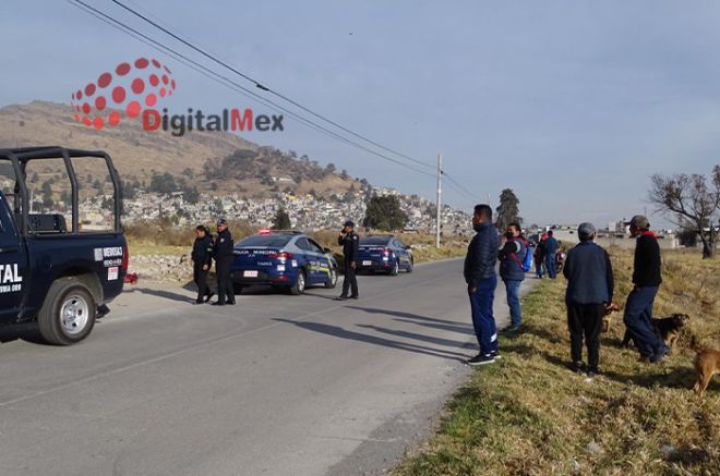 El cuerpo vestía pantalón de mezclilla azul, tenis blancos y sudadera roja.