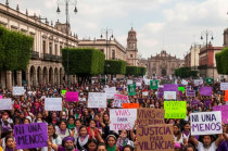 En Toluca, colectivas feministas convocan a una movilización por la tarde, con concentración en la Plaza de los Mártires, desde donde partirán hacia distintas calles del Centro Histórico.