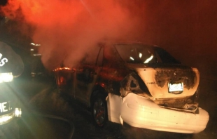 Arde taxi en la Puerta Tolotzin de Toluca