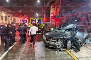 La camioneta Renault Duster quedó prácticamente deshecha tras el fuerte accidente registrado sobre Paseo Tollocan.