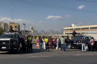 Un grupo de personas mostró su apoyo al detenido por la presunta venta de carne de perro, exigiendo una investigación justa y su liberación tras ser acusado de maltrato animal en Tenango del Valle