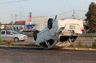 Una ambulancia de la Cruz Roja acudió al lugar, sin embargo, el conductor resultó ileso.