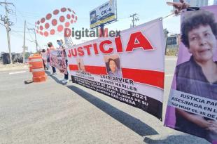 Familiares de personas desaparecidas y víctimas de feminicidio bloquean la carretera México-Toluca.