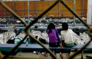 Gobierno estadounidense reunifica a mil 12 familias migrantes