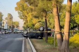El conductor de un vehículo particular arrolló a una pareja de motociclistas, quienes perdieron la vida en el lugar debido al impacto.