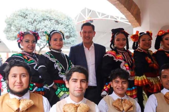 Diego Moreno Valle dio a conocer el programa “Callejón y Arte” durante su visita al Festival de Arte.