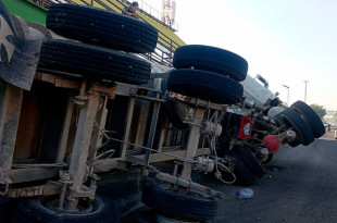 La unidad se impactó contra el muro de contención, y parte de la carga quedó esparcida sobre la ciclovía y los carriles centrales.