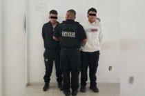 Dos hombres fueron detenidos en Tenango del Valle tras insultar a policías estatales y ofrecerles dinero para evitar una sanción.