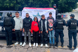 Les decomisaron un arma blanca, seis celulares, tres motocicletas Italika y un pagaré.