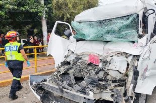 La combi de pasajeros quedó prácticamente destrozada de la parte frontal tras impactarse contra la parte trasera de un autobús.
