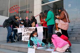 Madres y padres se manifiestan esta mañana por el cierre de las estancias infantiles.