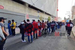 #Video: Larga fila de jóvenes y rezagados para aplicarse vacuna Covid-19 en #Toluca