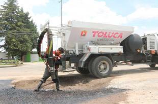 El proceso que actualmente se utiliza para bachear las calles de la ciudad es un tratamiento innovador, de secado rápido