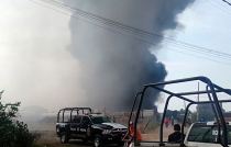 Incendio en bodega genera una gran fumarola en Melchor Ocampo