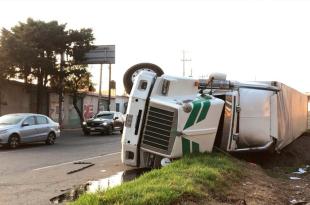 La pesada unidad quedó recostada a la altura de Tres Caminos.