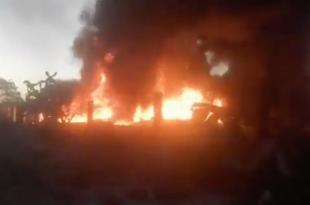 La madrugada de este martes se dio la explosión luego de que los sujetos que viajaban en dos camionetas intentaran llenar contenedores con combustible.