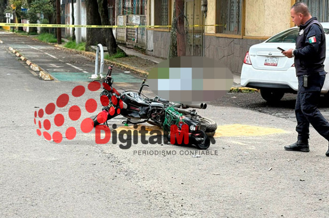 La unidad no tenía placas y la conductora del auto fue detenida. 