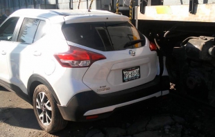 Choca camioneta contra el tren en Toluca