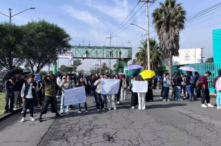 Estudiantes del TESE mantienen por segundo día consecutivo el bloqueo en Avenida Central, en Ecatepec.