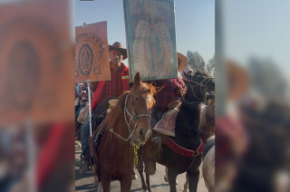Más de 5 mil peregrinos a caballo recorren Ecatepec rumbo a la Basílica de Guadalupe, portando estandartes e imágenes guadalupanas en señal de fe y tradición.
