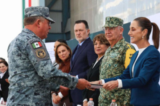Autoridades reconocen la labor del personal que apoyó tras las lluvias de octubre.
