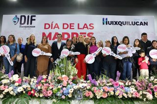 Romina Contreras y Enrique Vargas del Villar encabezaron la entrega de apoyos durante el festejo del Día de las Madres.