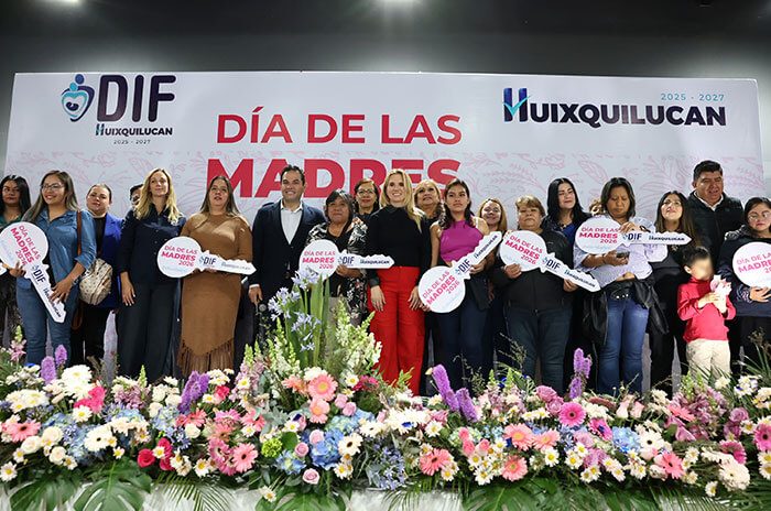 Romina Contreras y Enrique Vargas del Villar encabezaron la entrega de apoyos durante el festejo del Día de las Madres.