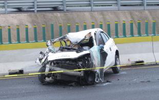 El accidente se dio cuando el vehículo Nissan tipo March con cromática de taxi donde viajaba el conductor y una mujer de copiloto, se estrelló contra la parte trasera de un camión