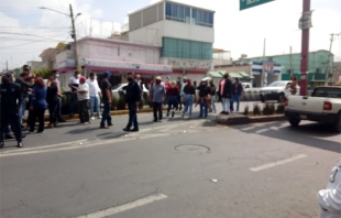 Bloquean vecinos por falta de agua en #Ecatepec