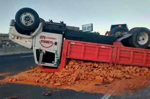 Al parecer, el accidente fue provocado por una falla mecánica en el vehículo pesado