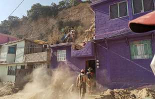 Bajo el talud de lo que fuera una mina de tepetate, hay otras 10 casas que se edificaron ahí