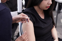 Ciudadana recibe la vacuna contra el sarampión durante la campaña intensificada por el Gobierno del Estado de México.