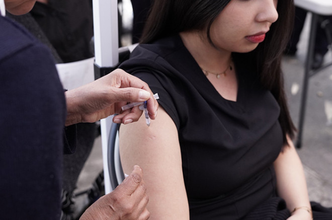 Ciudadana recibe la vacuna contra el sarampión durante la campaña intensificada por el Gobierno del Estado de México.