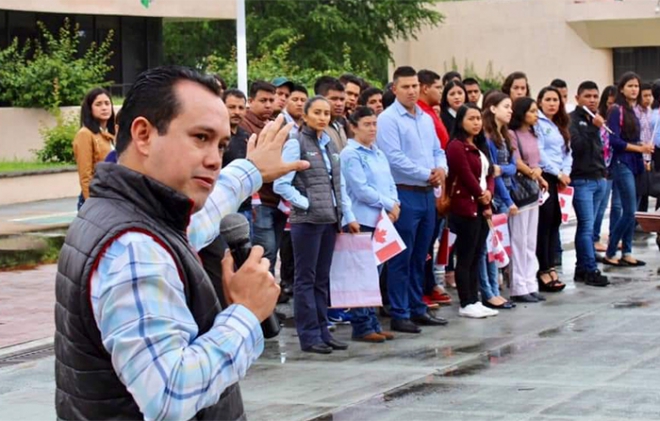 Entrega alcalde de Tejupilco apoyos a jóvenes para que viajen al extranjero