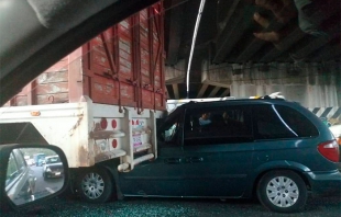 Conductor queda prensado al chocar contra camión de carga en la México-Querétaro