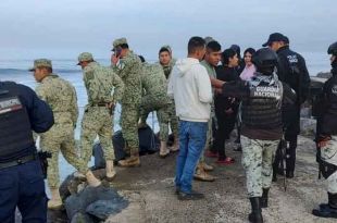 Continúa la búsqueda de los seis militares extraviados en aguas turbulentas.