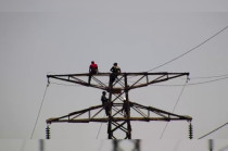 Autoridades escalan la torre de alta tensión para rescatar al joven