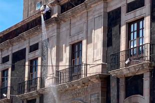 Personal del Congreso les lanzó gas lacrimógeno y agua