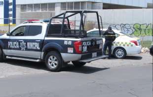 El cuerpo se halló a bordo de un vehículo Nissan Versa con cromática de taxi
