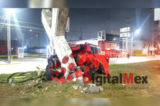 Un hombre de aproximadamente 35 años perdió la vida luego de que la camioneta que conducía se impactara contra un señalamiento de concreto del tren.