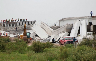 Cae puente de nueva autopista Pirámides-Peñón y se daña puente del Mexibús en Chimalhuacán