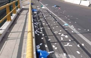 Arrojan desechos hospitalarios sobre puente vehicular de #Ixtapaluca