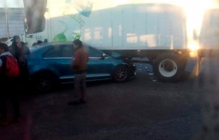 Choca auto compacto contra remolque en San Mateo Atenco
