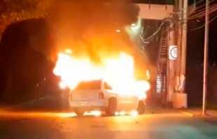 Choca camioneta en Toluca y termina incendiada